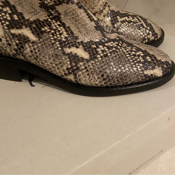 Gorgeous snake print boots in leather - Picture 6 of 8